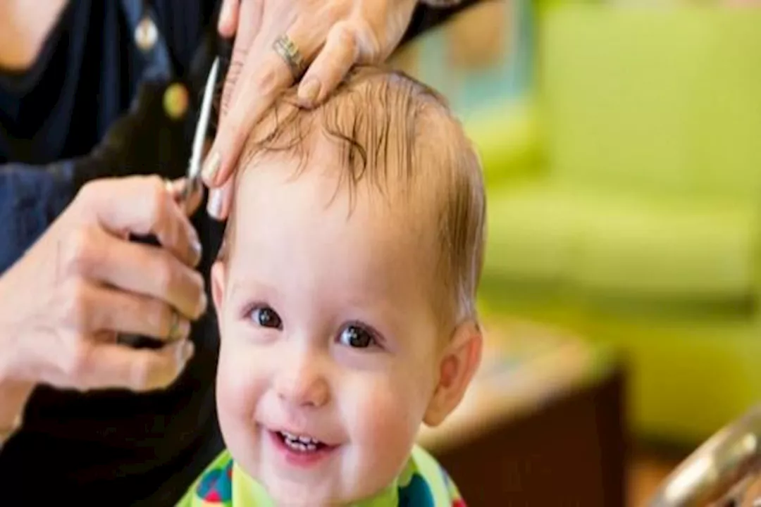 طرق يمكن أن تساعد على نمو شعر طفلك بسرعة.. تعرفي عليها