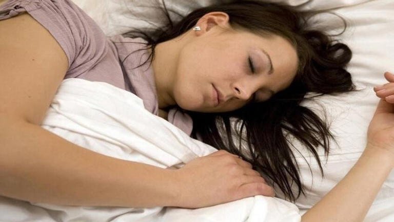 امرأة تنام 45 يومًا متواصلا.. الأطباء يحددون السبب