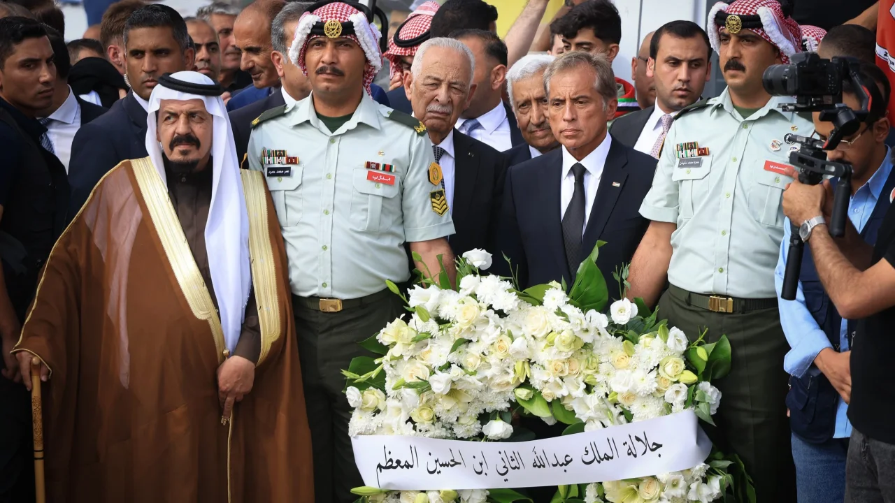 مندوبا عن جلالة الملك عبدالله الثَّاني.. رئيس الوزراء يشارك في مراسم تشييع شهداء الوطن الذين ارتقوا جرَّاء الجريمة الإرهابيَّة في الكرك