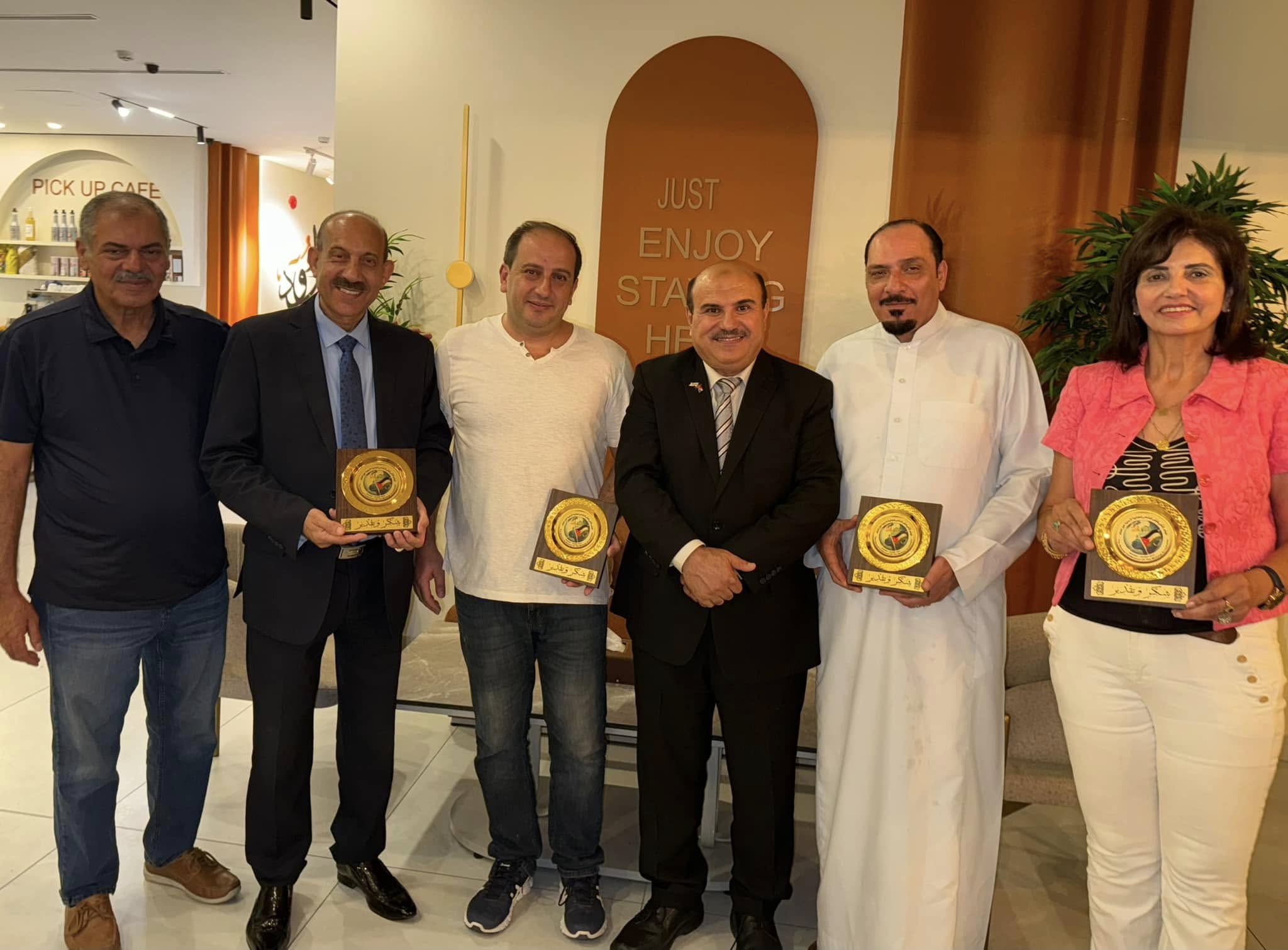 خصومات من 20 - 25% لحاملي بطاقة مغترب في مركز الدكتور أيمن جريسات لطب وجراحه الفم والاسنان