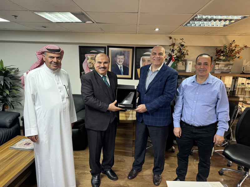 المدير الإقليمي للملكية الأردنية بجدة يكرم رئيس ملتقى النشامى